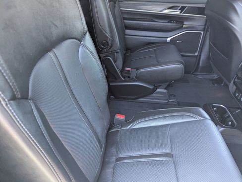 Used 2023 Jeep Wagoneer Series II w/ Flexible Seating Group AWD/4WD image 12