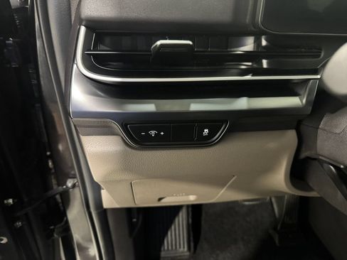 Used 2025 Kia Carnival FWD image 34