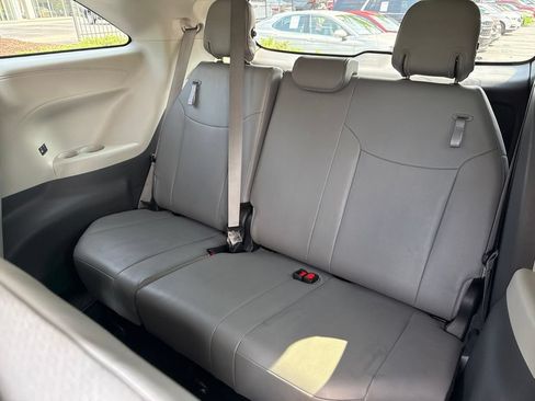 Used 2023 Toyota Sienna XLE FWD image 11
