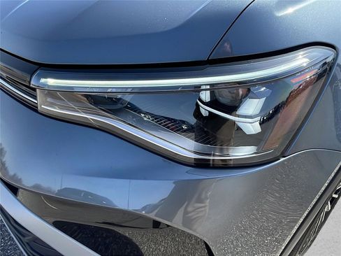 Used 2025 Volkswagen Taos SE image 9