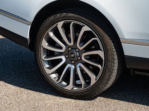 Used 2020 Land Rover Range Rover HSE image 25