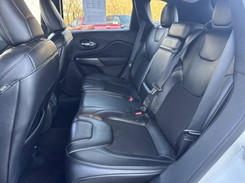 Used 2019 Jeep Cherokee Latitude Plus w/ Comfort/Convenience Group image 9