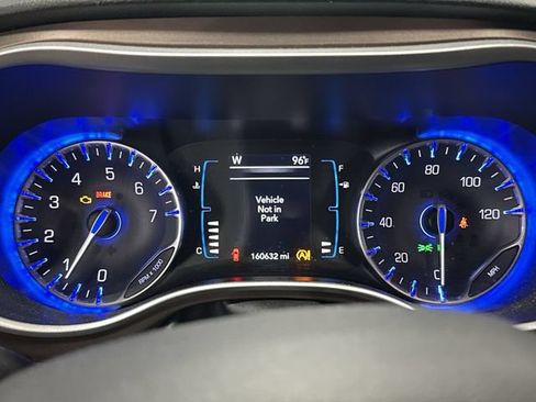 Used 2017 Chrysler Pacifica Touring FWD image 14