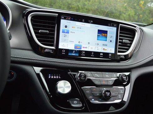 New 2026 Chrysler Pacifica Select image 18