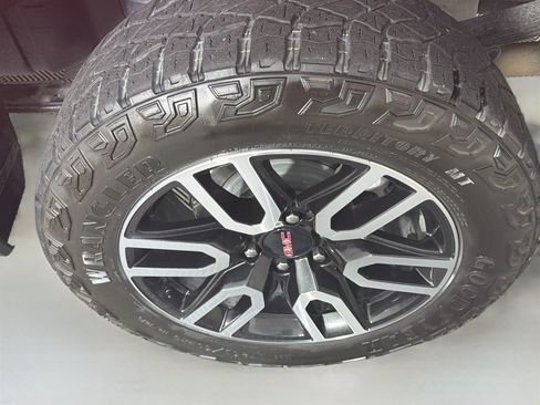 Used 2024 GMC Sierra 1500 AT4 w/ Technology Package AWD/4WD image 11