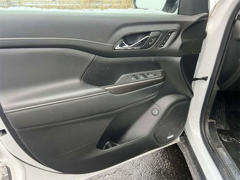 Used 2023 GMC Acadia SLT w/ Preferred Package image 7