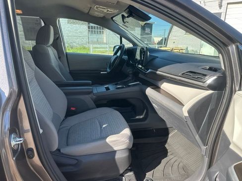 Used 2022 Toyota Sienna LE FWD image 12