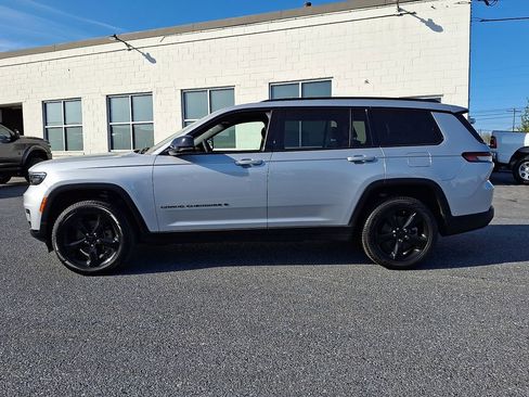 Used 2025 Jeep Grand Cherokee L Limited w/ Black Appearance Package AWD/4WD image 9