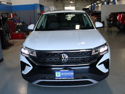 Used 2024 Volkswagen Taos SE w/ Panoramic Sunroof Package AWD/4WD image 2