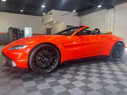 Used 2023 Aston Martin V8 Vantage Roadster RWD image 2