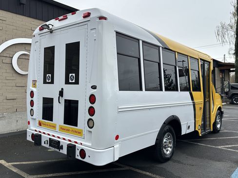 Used 2015 Chevrolet Express 3500 image 4