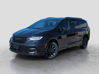 Used 2021 Chrysler Pacifica Touring-L w/ Uconnect Theater Family Group