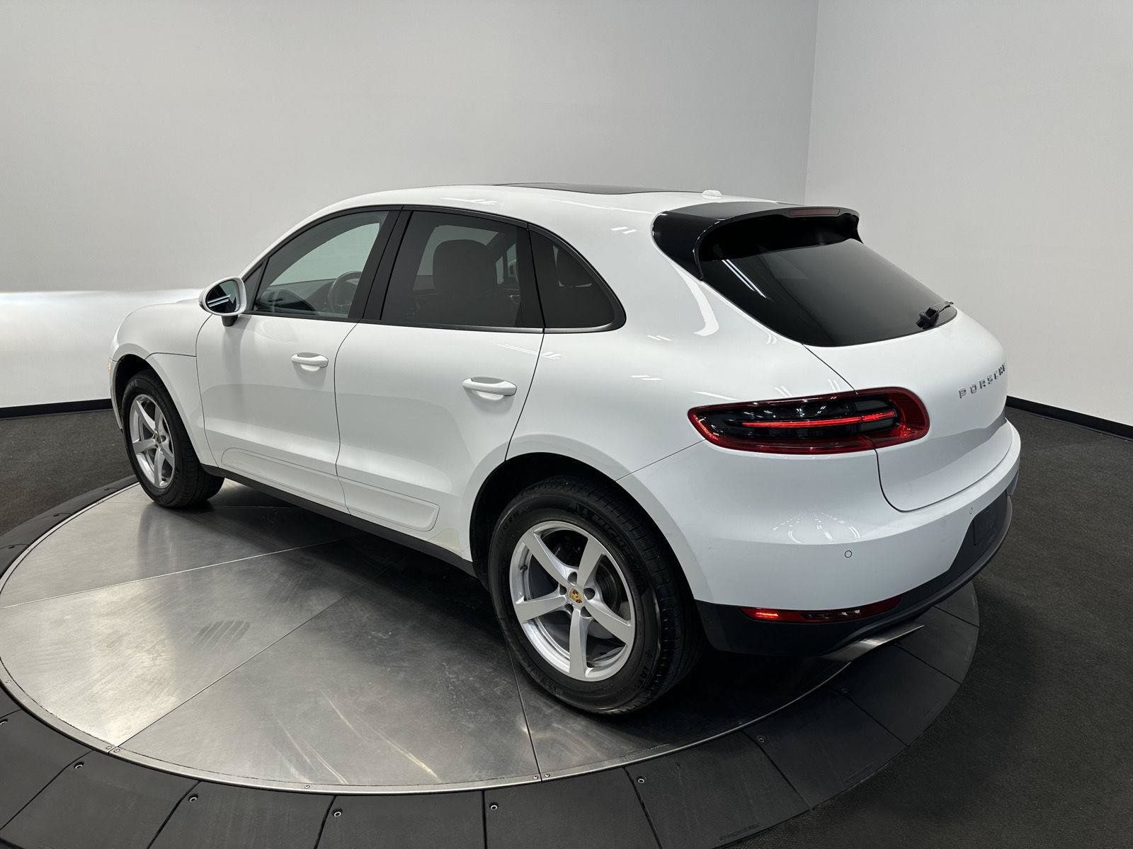 Used 2018 Porsche Macan AWD/4WD image 3