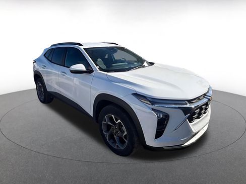 Used 2025 Chevrolet Trax LT image 2