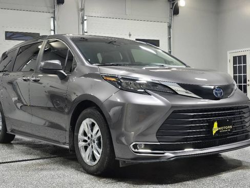 Used 2024 Toyota Sienna XLE w/ XLE Plus Package AWD/4WD image 2