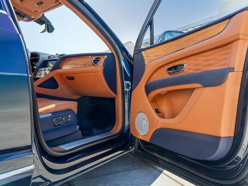 Used 2024 Bentley Bentayga image 19