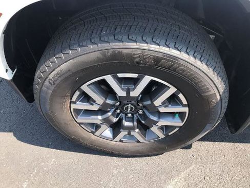 Certified 2022 Nissan Frontier SV w/ Technology Package AWD/4WD image 10