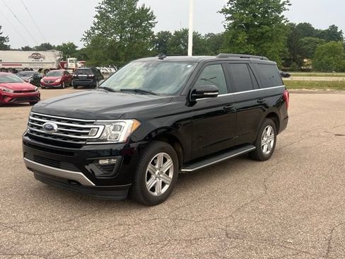 Used 2018 Ford Expedition XLT w/ Equipment Group 202A AWD/4WD image 1