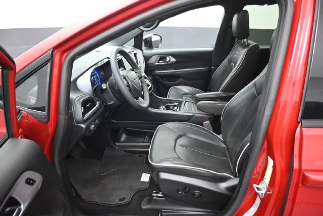 Used 2025 Chrysler Pacifica Limited FWD image 9