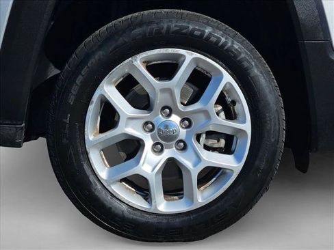 Used 2018 Jeep Renegade Latitude AWD/4WD image 20