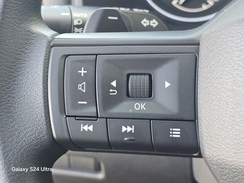 Used 2025 Nissan Rogue S image 23