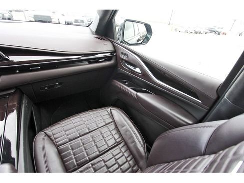 Used 2022 Cadillac Escalade Premium Luxury Platinum w/ Heavy-Duty Trailer Package image 10