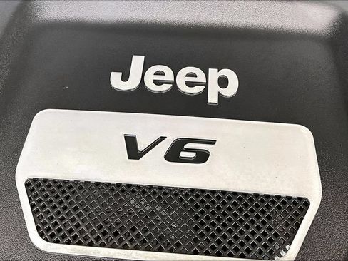 Used 2018 Jeep Wrangler Unlimited Sahara AWD/4WD image 43