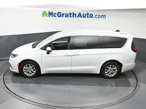 Used 2023 Chrysler Pacifica Touring-L FWD image 27
