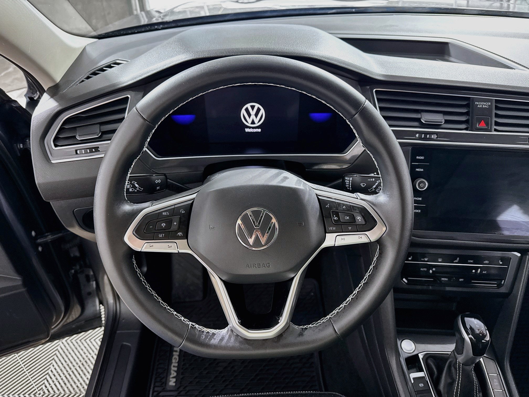 Used 2023 Volkswagen Tiguan SE w/ Panoramic Sunroof Package AWD/4WD image 16