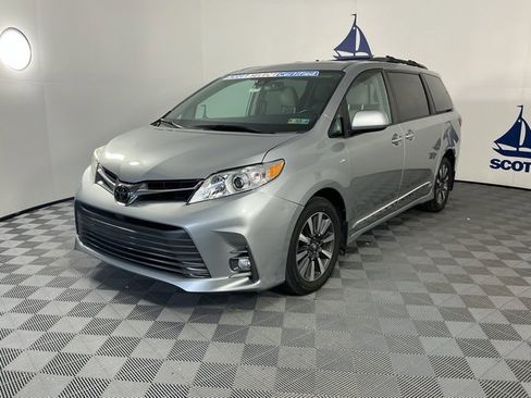 Used 2020 Toyota Sienna XLE Premium image 3