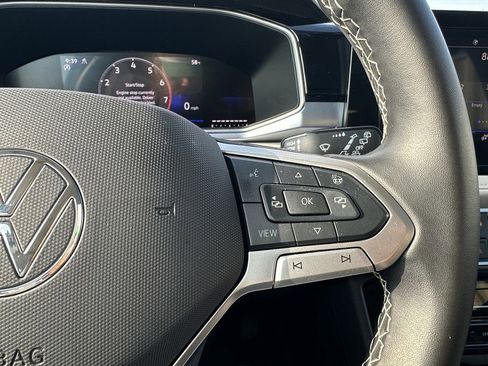 Used 2025 Volkswagen Taos SE w/ Panoramic Sunroof Package image 25