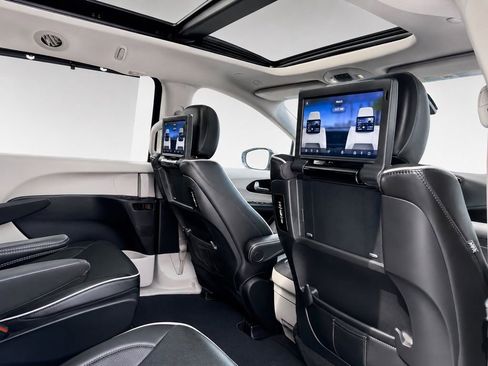 Used 2023 Chrysler Pacifica Limited w/ Uconnect Theater Family Group FWD image 18
