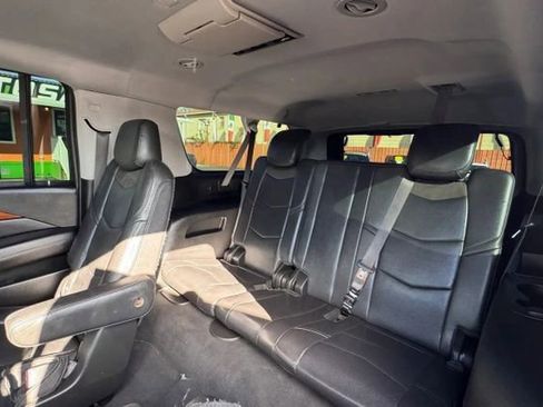 Used 2019 Cadillac Escalade ESV Luxury RWD image 10