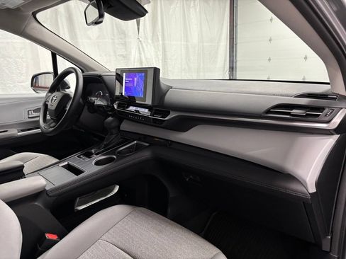 Used 2026 Toyota Sienna LE FWD image 65