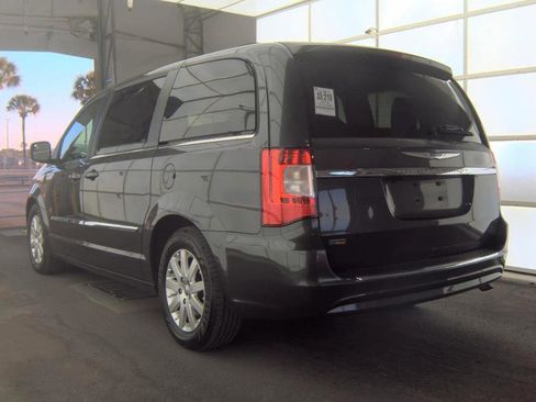 Used 2016 Chrysler Town & Country Touring image 8