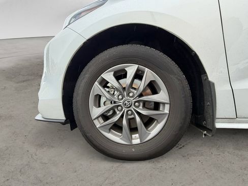 Used 2025 Toyota Sienna LE AWD/4WD image 9