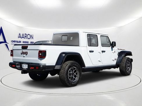 Used 2025 Jeep Gladiator Rubicon w/ Convenience Group AWD/4WD image 4