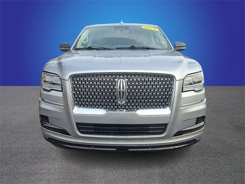 Used 2024 Lincoln Navigator Premiere image 2