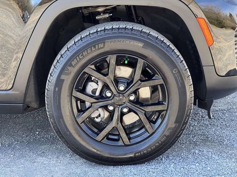 Used 2025 Jeep Grand Cherokee Altitude AWD/4WD image 12