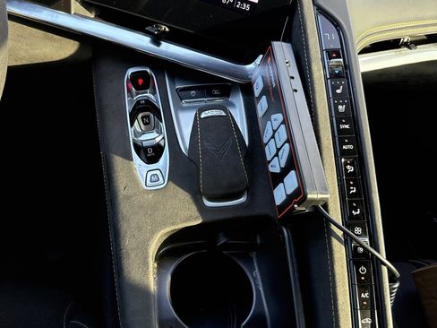 Used 2021 Chevrolet Corvette Stingray Premium Conv w/ Z51 Performance Package image 7