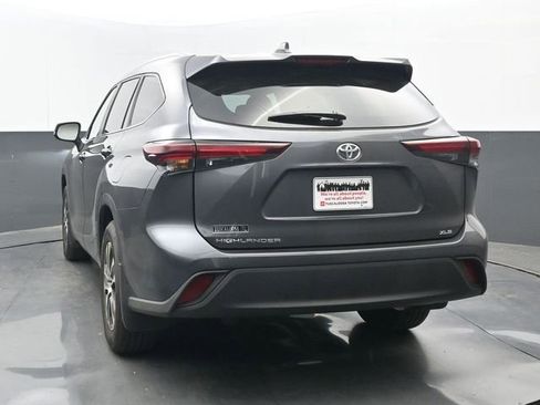 Used 2025 Toyota Highlander XLE image 4