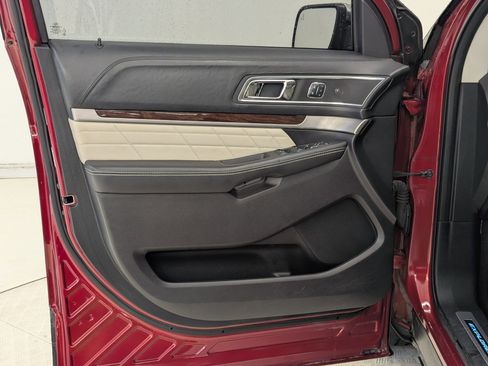Used 2016 Ford Explorer Platinum image 28