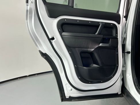 Used 2025 Land Rover Defender 110 S image 17