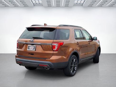 Used 2017 Ford Explorer XLT w/ Equipment Group 202A image 12