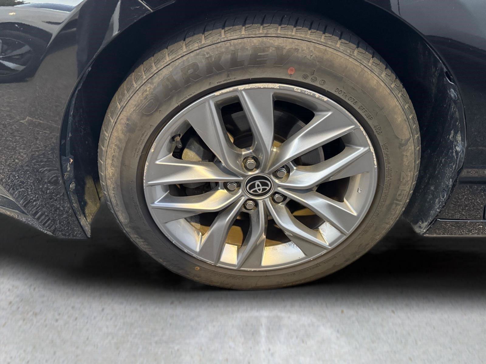 Used 2022 Toyota Avalon XLE FWD image 2