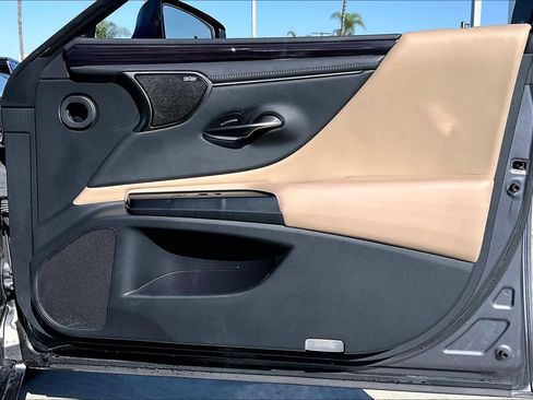 Used 2020 Lexus ES 300h w/ Accessory Package image 23