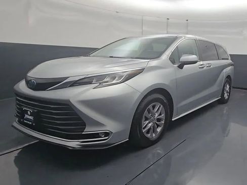 Used 2022 Toyota Sienna XLE AWD/4WD image 4