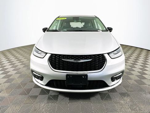 Used 2024 Chrysler Pacifica Touring-L FWD image 4