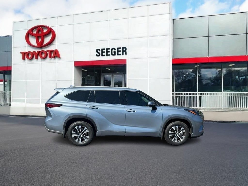 Used 2022 Toyota Highlander XLE AWD/4WD image 2