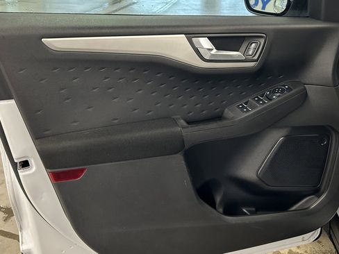 Used 2020 Ford Escape SE image 10